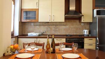 Lägenhet (A4) | Eget kök | Kylskåp, spishäll, vattenkokare och grytor/köksredskap