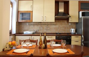 Appartamento (A4) | Cucina privata | Frigorifero, piano cottura, bollitore elettrico