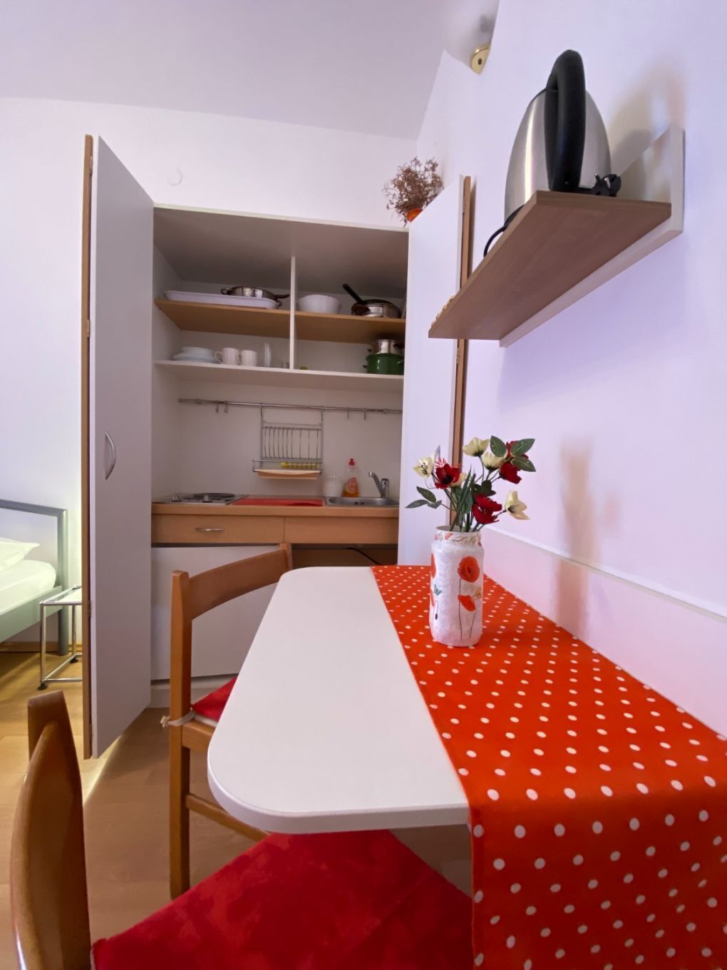 إستديو (A3) | مطبخ خاص | ثلاجة، موقد طهي مسطح، غلّاية كهربائية، مستلزمات طهي/أطباق/أوعية