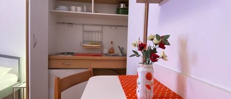 Estudio (A3) | Cocina privada | Frigorífico, placa de cocina, hervidor eléctrico y utensilios de cocina