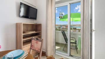 Apartment (A4) | Private kitchen | Fridge, stovetop, electric kettle, toaster