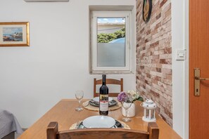 Studio (A1) | Dining - Apartment Don (Pag)