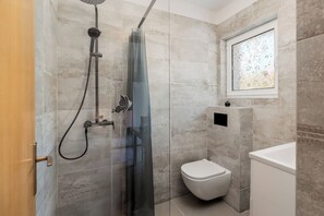 Studio (A2) | Badkamer | Een douche, handdoeken
