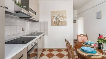Appartement (A4) | Cuisine privée | Réfrigérateur, surface de cuisson, bouilloire électrique, grille-pain