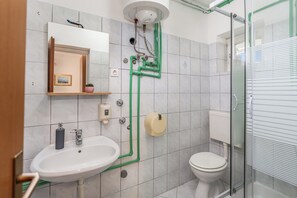 Studio (A1) | Bathroom | Shower, towels - Apartment Don (Pag)