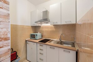 Studio (A2) | Private kitchen | Fridge, stovetop, electric kettle, toaster