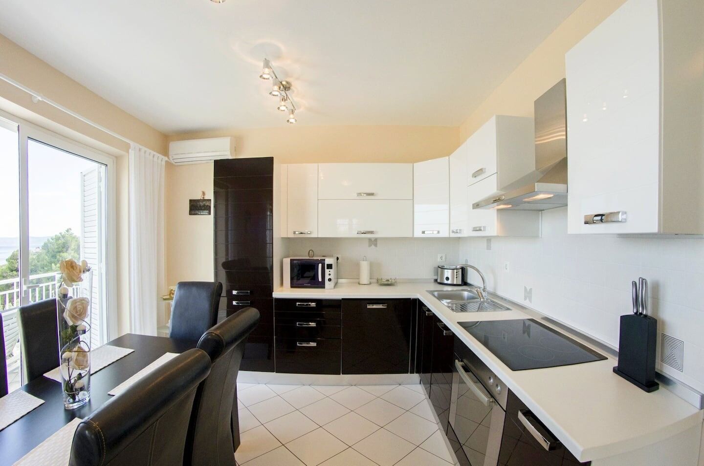 独立别墅 | 私人厨房 | 冰箱、微波炉、烤箱、炉灶