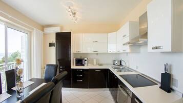 Hus | Privat køkken | Køleskab, mikrobølgeovn, ovn, kogeplade