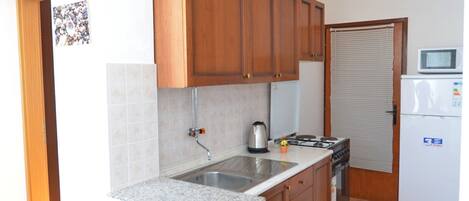 Appartement (A2) | Privékeuken | Een koelkast, een oven, een kookplaat, een espressoapparaat