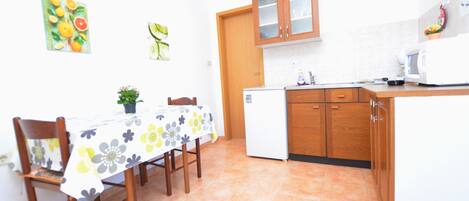 Appartement (A1) | Cuisine privée | Réfrigérateur, un four, surface de cuisson, cafétiÚre à espresso