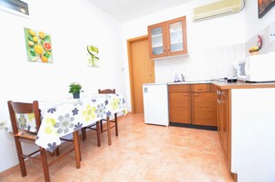 Apartment (A1) | Private kitchen | Fridge, oven, stovetop, espresso maker