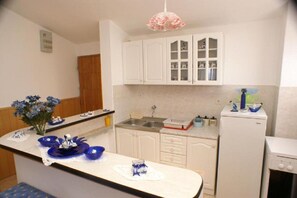 Apartment (A2) | Eigene Küche | Kühlschrank, Herdplatte, Espressomaschine, Wasserkocher