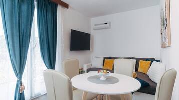 Apartment (A5) | Dining