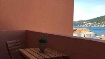 Room (S2) | Aerial view