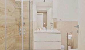 Dusche, Bidet, Handtücher, Toilettenpapier