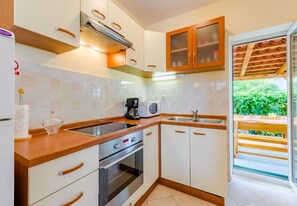 House | Private kitchen | Fridge, microwave, oven, stovetop - House Dinko (Marina)