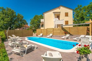 Outdoor pool, pool umbrellas - Apartment Marinko (Marcana)