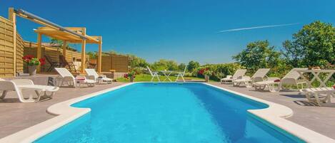 Piscine extérieure, parasols de plage