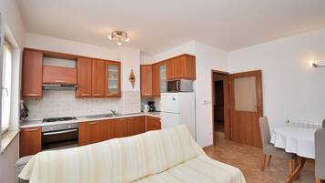 Apartment (A1) | Private kitchen | Fridge, microwave, oven, stovetop