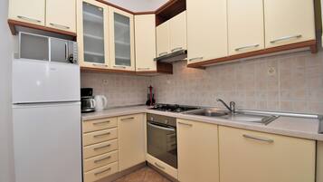 Lejlighed (A2) | Privat køkken | Køleskab, mikrobølgeovn, ovn, kogeplade