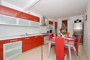 Apartment (A1) | Private kitchen | Fridge, oven, stovetop, dishwasher - Apartment Irvin (Trogir)