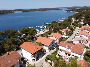 Rannikkokaupunki, jossa on taloja, vierasvenesatama ja avoin näkymä merelle.
