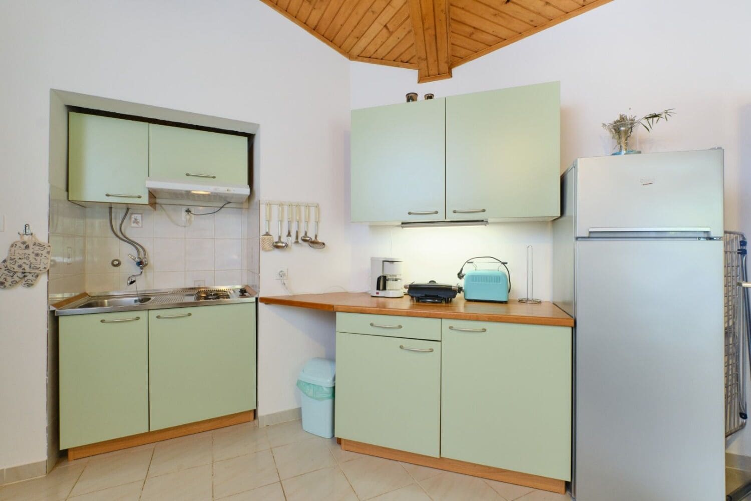 Apartment (A2) | Eigene Küche | Kühlschrank, Herdplatte, Espressomaschine, Wasserkocher