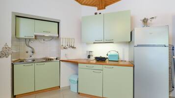 Apartment (A2) | Eigene Küche | Kühlschrank, Herdplatte, Espressomaschine, Wasserkocher