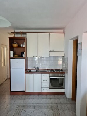 Apartment (A1) | Private kitchen - Apartment Lado (Supetar)