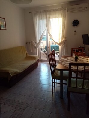 Apartment (A1) | Living room - Apartment Lado (Supetar)