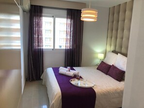 3 عدّة غرف نوم ومكواة/لوح كي وواي فاي وملاءات أسرّة