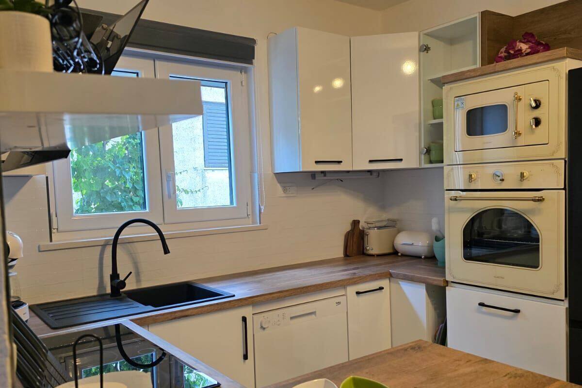 Apartment (A3) | Private kitchen | Fridge, microwave, oven, stovetop