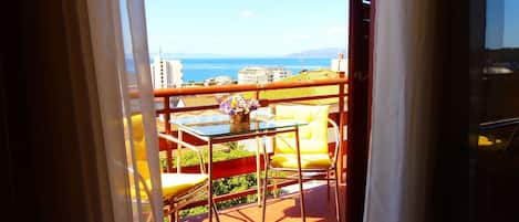 อพาร์ทเมนท์ (A1) | ระเบียง