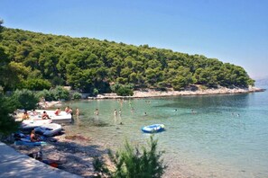 Beach nearby - Apartment Elena (Postira)