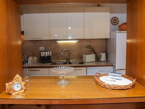 Private kitchen - Apartment Elena (Postira)