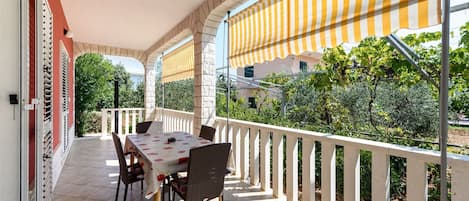 House | Terrace/patio