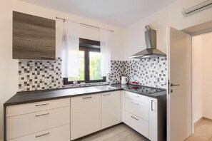 Apartment (A4) | Private kitchen | Fridge, microwave, oven, stovetop - Apartments Edi (Razanac)