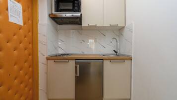 Studio (A2) | Dapur pribadi | Lemari es, microwave, kompor, dan mesin espresso