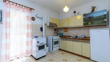 Appartamento (A1) | Cucina privata | Frigorifero, microonde, piano cottura, macchina per caffè espresso