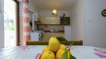 Appartamento (A1) | Cucina privata | Frigorifero, piano cottura, macchina per caffè espresso