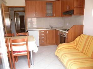Apartemen (A2) | Dapur pribadi | Lemari es, oven, kompor, dan peralatan masak/sendok-piring