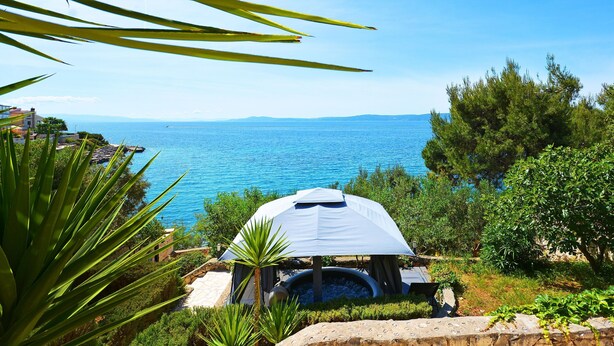 A seaside view with a gazebo and a clear blue sea. - House Sreca (Okrug)