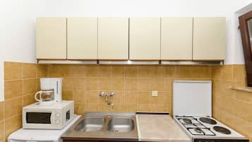 Studio (A2) | Private kitchen | Fridge, microwave, oven, stovetop