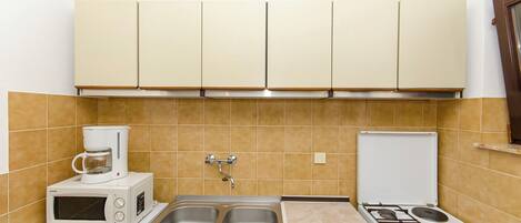 Studio (A2) | Private kitchen | Fridge, microwave, oven, stovetop