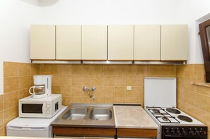 Studio (A2) | Private kitchen | Fridge, microwave, oven, stovetop - Apartments Gogi (Postira)
