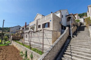 Courtyard - Apartments Gogi (Postira)