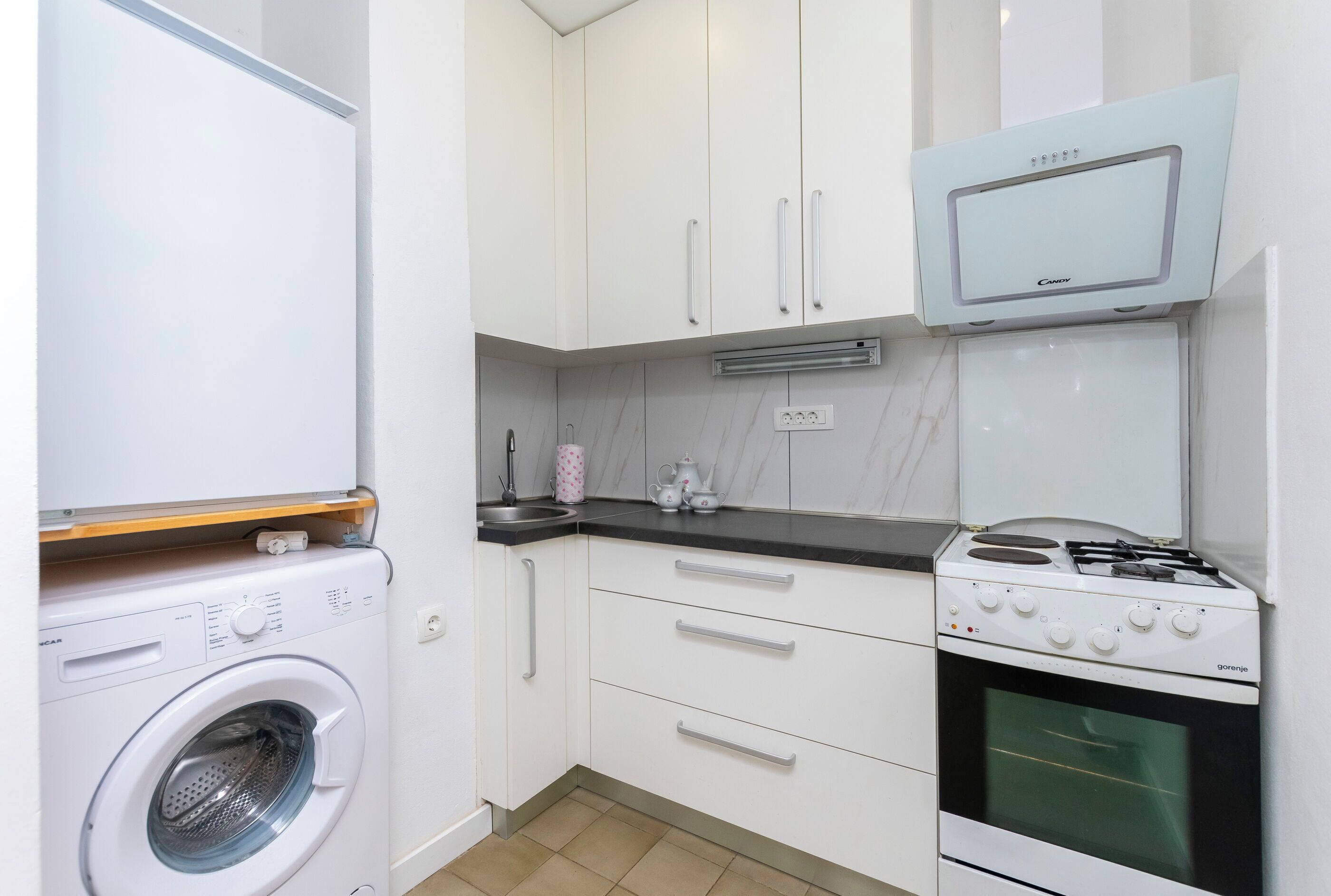 Refrigerador, horno, placa de cocina, utensilios de cocina