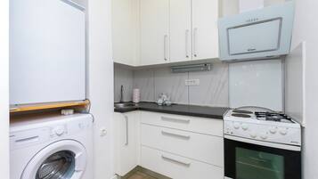 Apartment (A1) | Private kitchen | Fridge, oven, stovetop, cookware/dishes/utensils