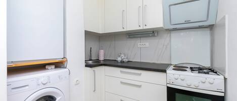 Refrigerador, horno, placa de cocina, utensilios de cocina