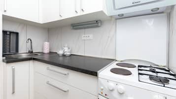 Apartment (A1) | Private kitchen | Fridge, oven, stovetop, cookware/dishes/utensils